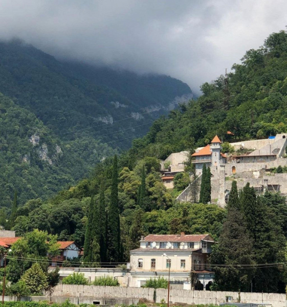 «Плотные объятия с унитазом», высокая влажность и отсутствие медпомощи: отзыв об отдыхе в Абхазии