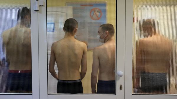 "Самомобилизация" губернаторов и вербовка заключенных. Как скрытая мобилизация в России становится явной