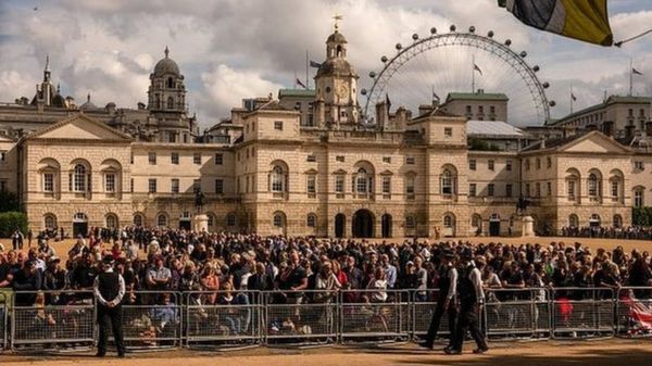 Король Карл III и принцы Уильям и Гарри прошли за гробом Елизаветы II. Траурная процессия в Лондоне – фотографии