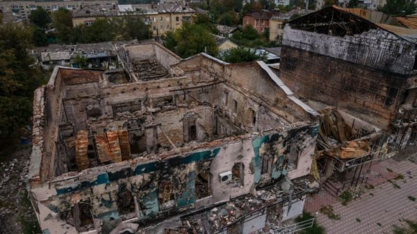 Украина: под Изюмом после российской оккупации нашли сотни безымянных могил