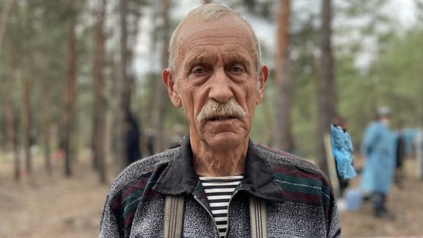 "Некоторых убили, некоторых замучили пытками". Под Изюмом проводят массовую эксгумацию безымянных могил