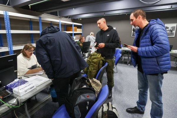 "Полковник – не дебил, полковник понимает". Как россиян мобилизуют на рабочих местах