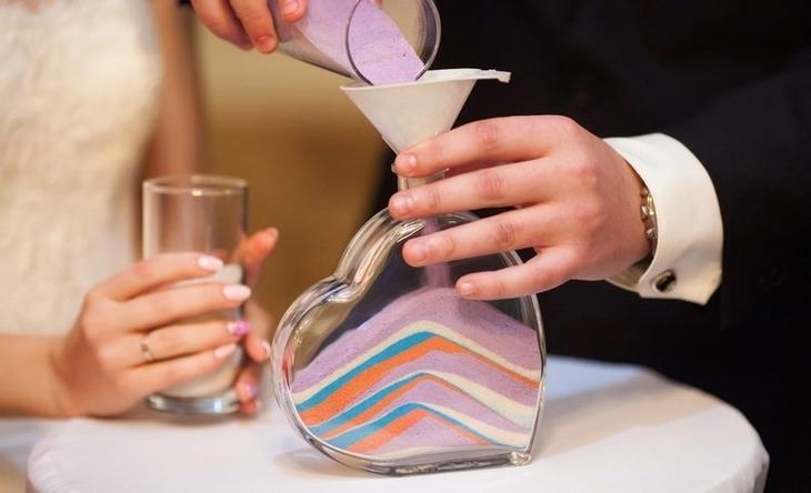 Как превратить кухонную соль в цветной песок: мастер-класс