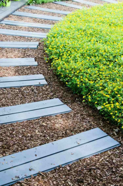 Как сделать деревянную садовую дорожку своими руками