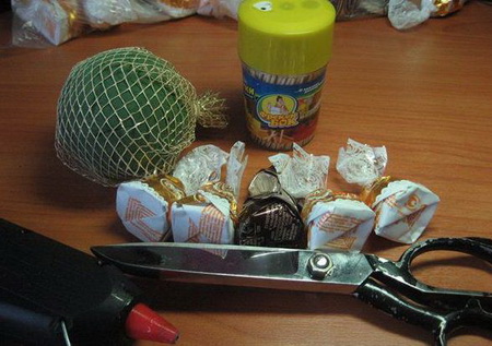 Как сделать футбольный мяч из конфет