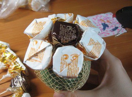 Как сделать футбольный мяч из конфет