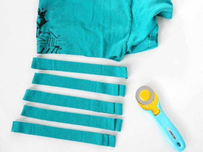 Как сделать модные браслеты из старых футболок: простой мастер-класс