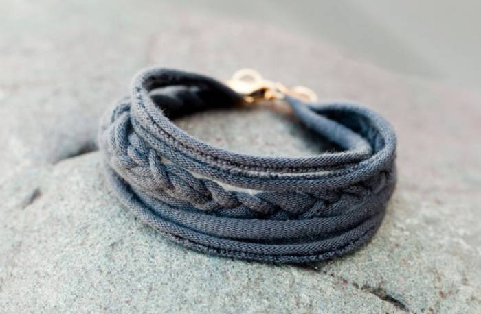 Как сделать модные браслеты из старых футболок: простой мастер-класс