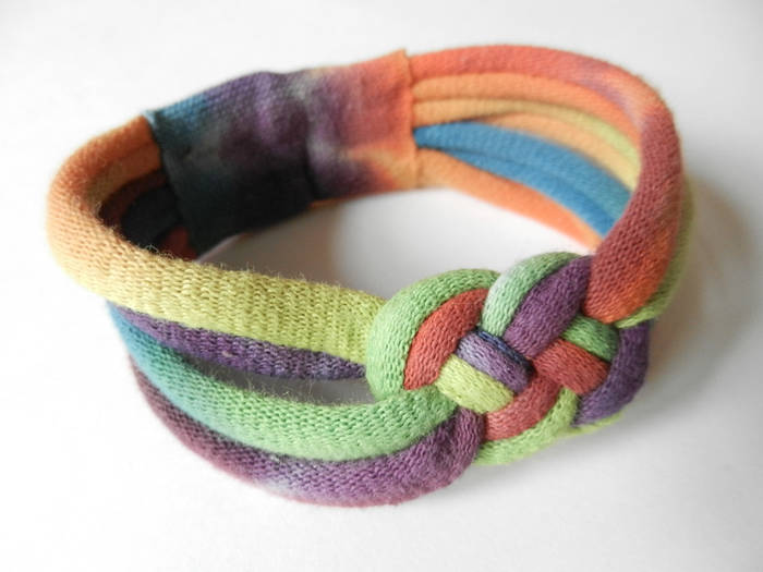 Как сделать модные браслеты из старых футболок: простой мастер-класс