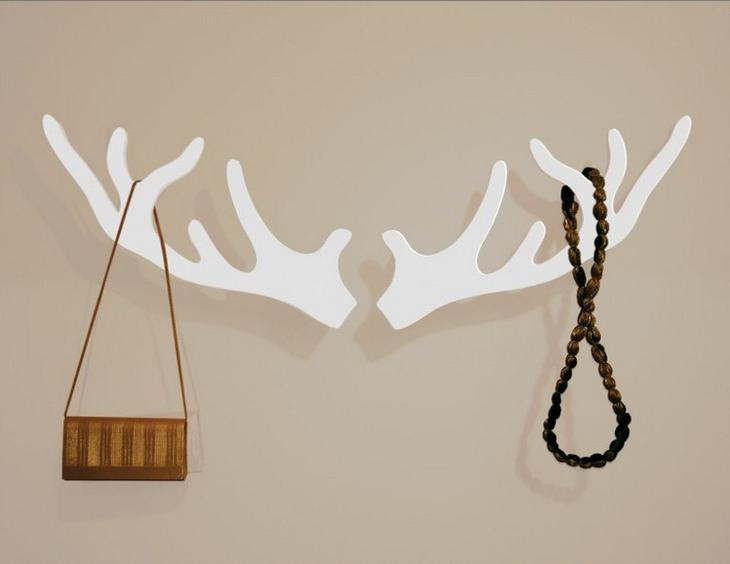 Настенная вешалка в прихожей: поделки своими руками и необычные идеи