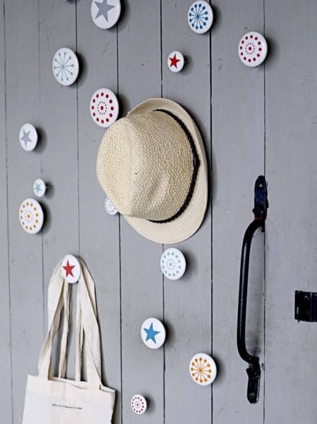 Настенная вешалка в прихожей: поделки своими руками и необычные идеи