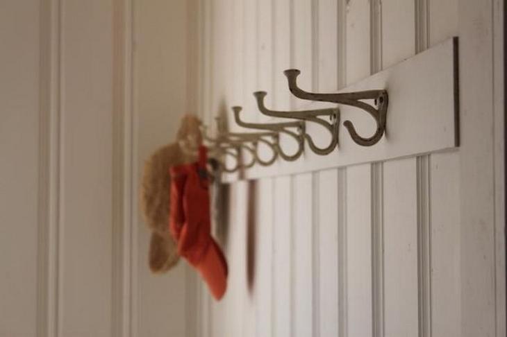 Настенная вешалка в прихожей: поделки своими руками и необычные идеи