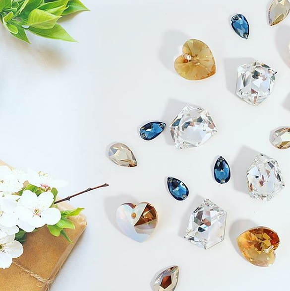 Шик и блеск: четыре способа декора стразами