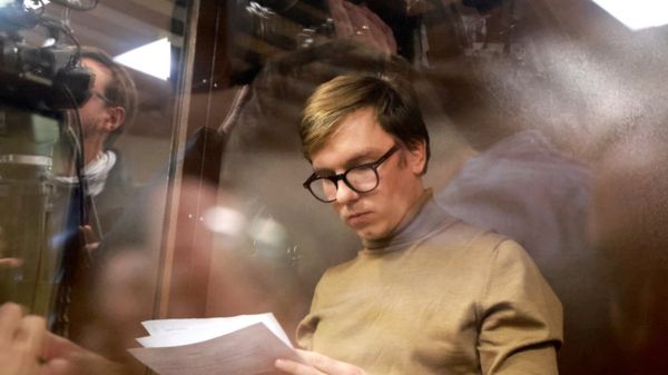 Ксения Собчак уехала из России. Ее сотрудника арестовали по делу о вымогательстве у Чемезова