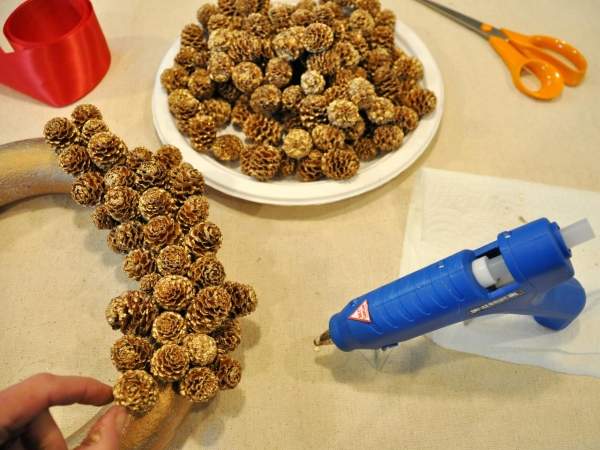 30 идей как сделать осенний венок своими руками — из листьев, шишек и других материалов