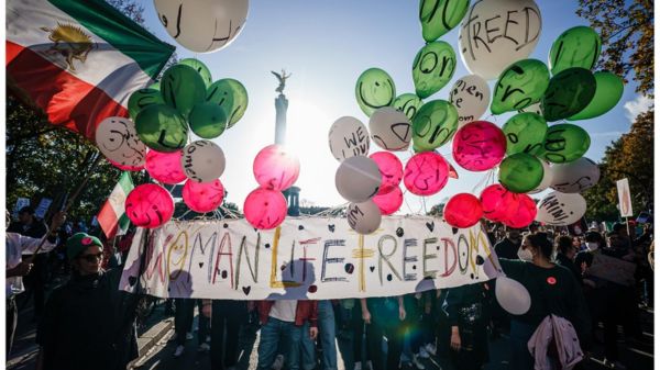 Иран: протесты после смерти Махсы Амини не стихают; сообщается о стрельбе по демонстрантам