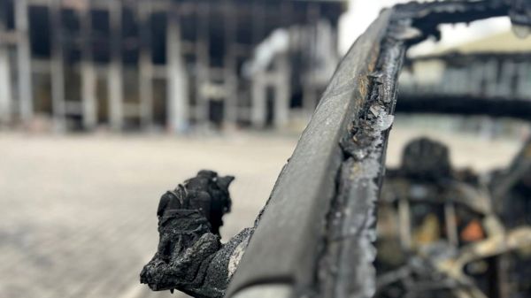 Проверка бомбоубежищ, эвакуация и БТР в центре Москвы. Какие признаки военного положения появились в России и что они могут означать?