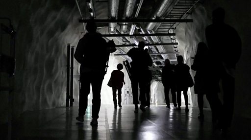 Проверка бомбоубежищ, эвакуация и БТР в центре Москвы. Какие признаки военного положения появились в России и что они могут означать?