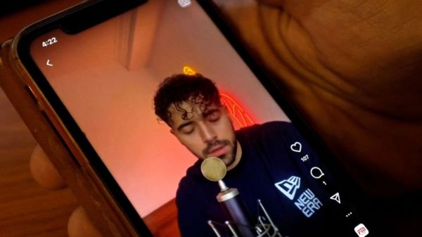 Иранская скалолазка выступила без хиджаба на турнире за рубежом. Друзья опасаются за ее безопасность