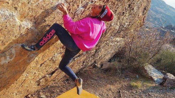 Иранская скалолазка выступила без хиджаба на турнире за рубежом. Друзья опасаются за ее безопасность