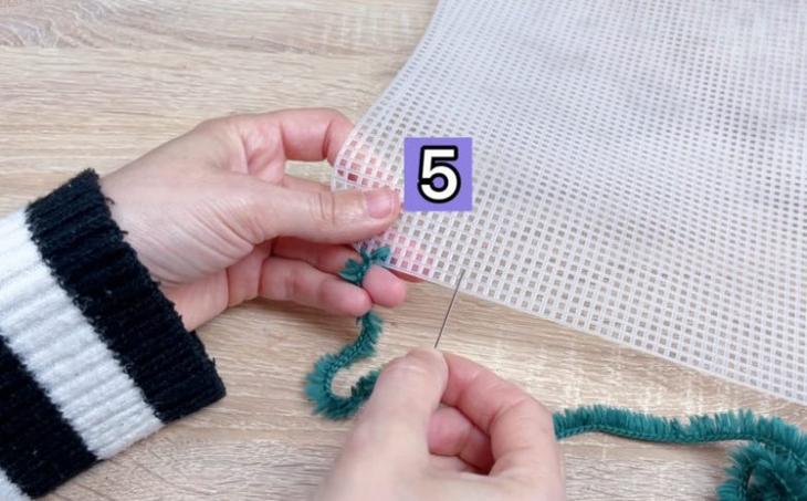 Интересная идея из пластиковой канвы и пряжи