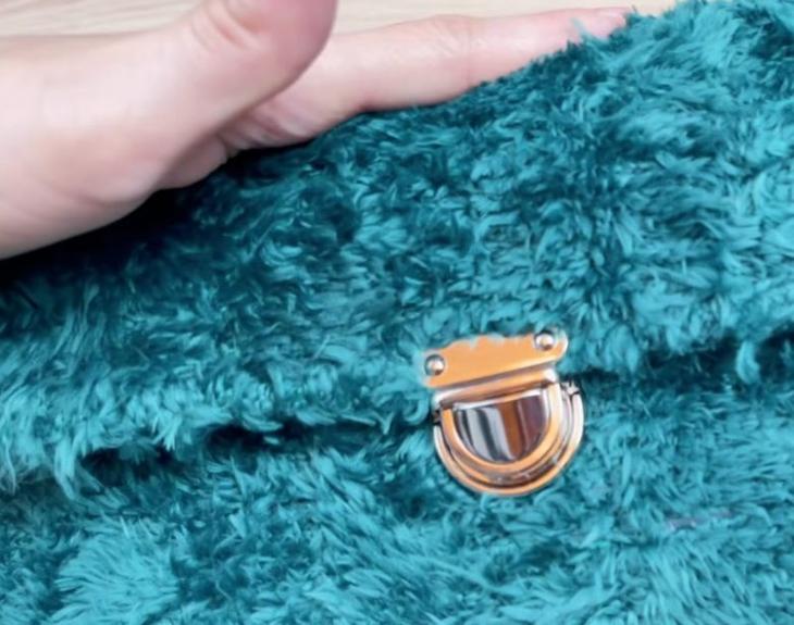 Интересная идея из пластиковой канвы и пряжи