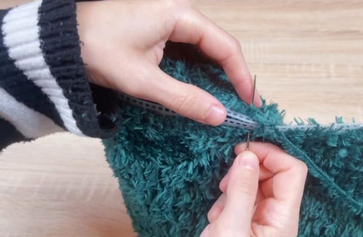 Интересная идея из пластиковой канвы и пряжи