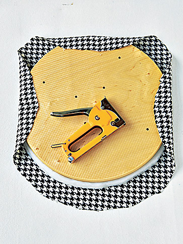 Как обновить табурет своими руками