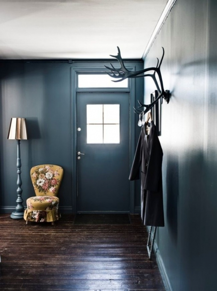 Настенная вешалка для одежды в прихожую: материалы, конструкции, дизайн