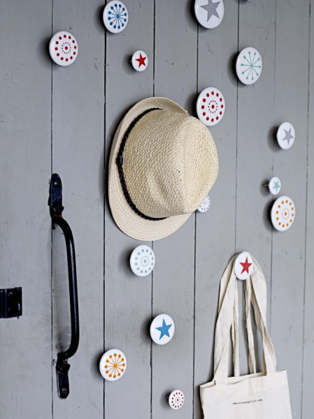 Настенная вешалка для одежды в прихожую: материалы, конструкции, дизайн