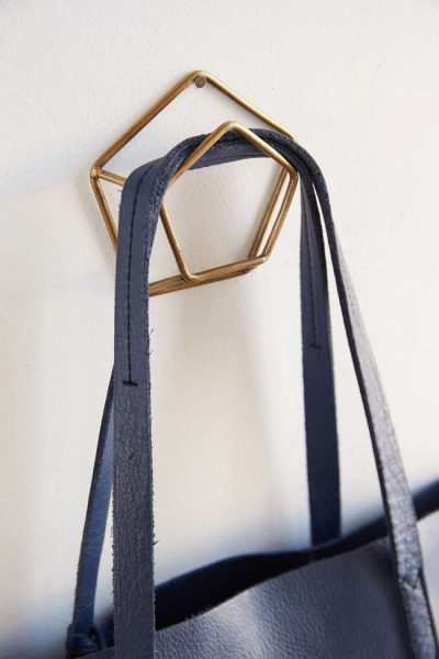 Настенная вешалка для одежды в прихожую: материалы, конструкции, дизайн