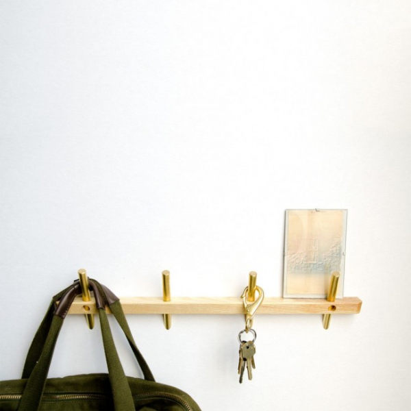 Настенная вешалка для одежды в прихожую: материалы, конструкции, дизайн