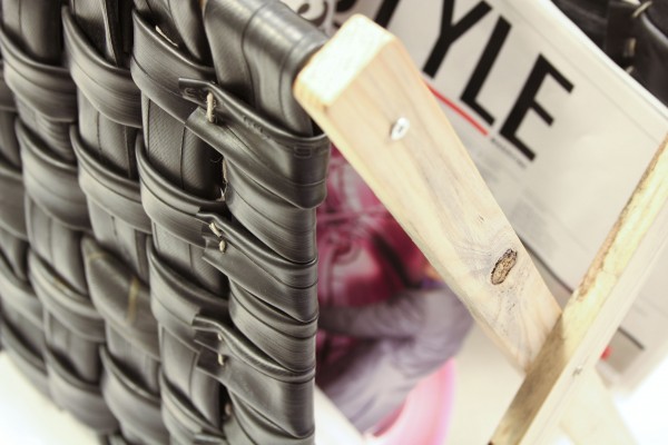 Подставка для газет из велосипедных камер