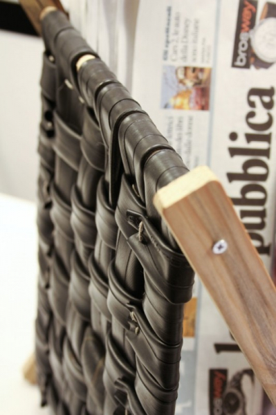 Подставка для газет из велосипедных камер