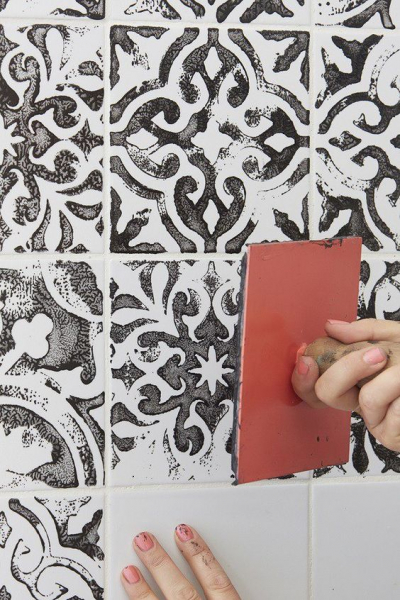 Покраска кафельной плитки: обновляем интерьер без лишних затрат