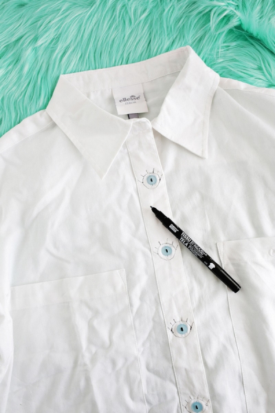 Забавная переделка застёжки блузки: «Глаза шпиона»