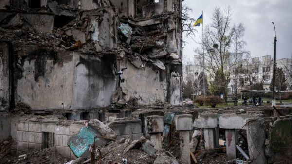 Бэнкси опубликовал граффити на разрушенных российскими обстрелами зданиях в Украине