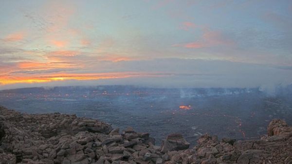 Крупнейший в мире вулкан Мауна-Лоа начал извергаться на Гавайях