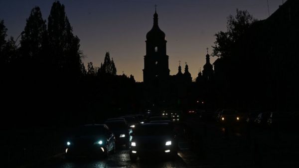 "Ни света, ни связи": как киевляне обходятся без электричества