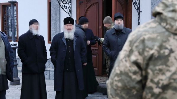 В поисках "ячейки русского мира". СБУ пришла с обысками в Киево-Печерскую лавру