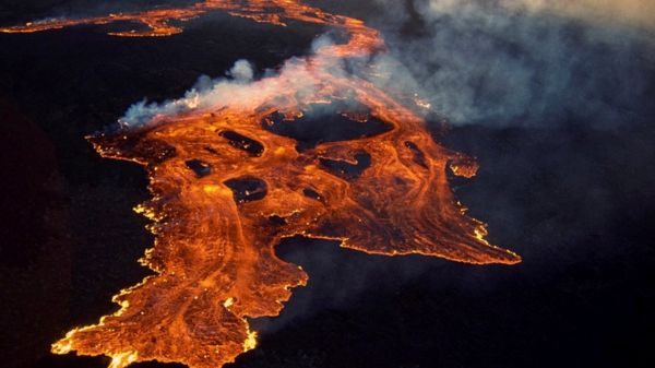 Крупнейший в мире вулкан Мауна-Лоа начал извергаться на Гавайях