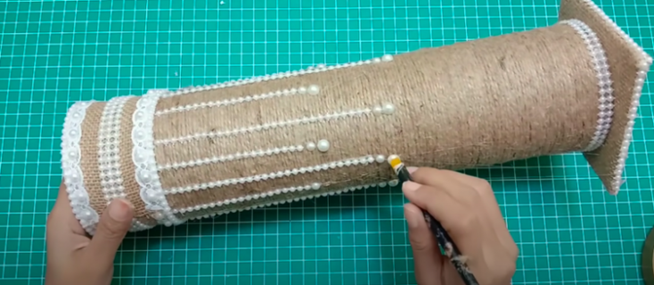 Яркая композиция из пенопласта и картона