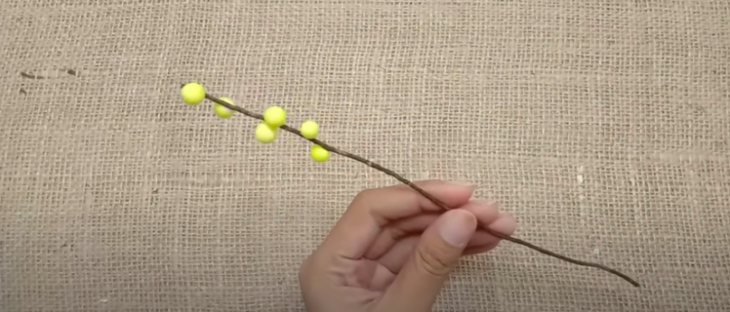 Яркая композиция из пенопласта и картона