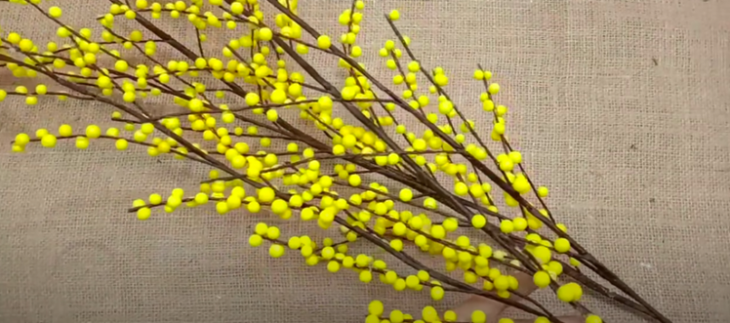 Яркая композиция из пенопласта и картона