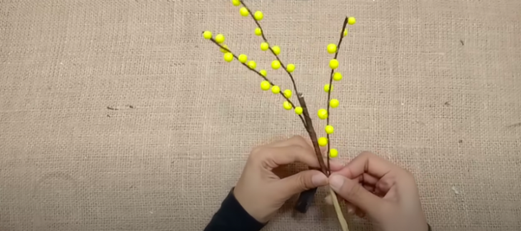 Яркая композиция из пенопласта и картона