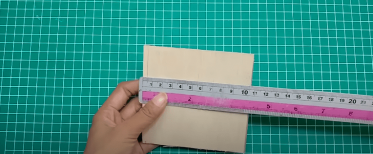 Яркая композиция из пенопласта и картона