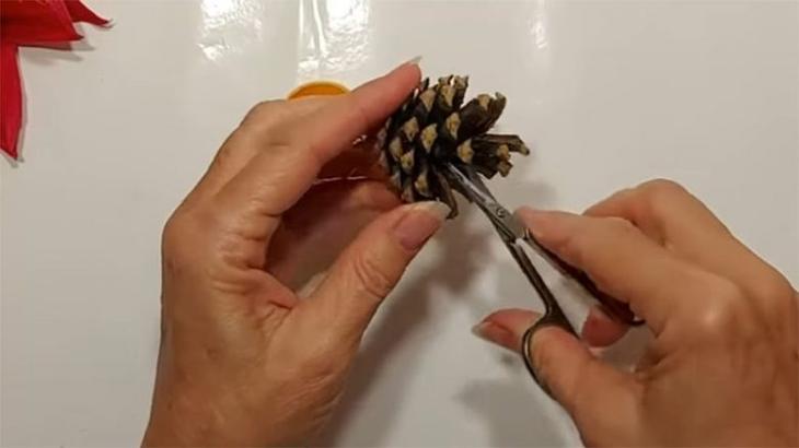 Ёлочное украшение из обычной сосновой шишки