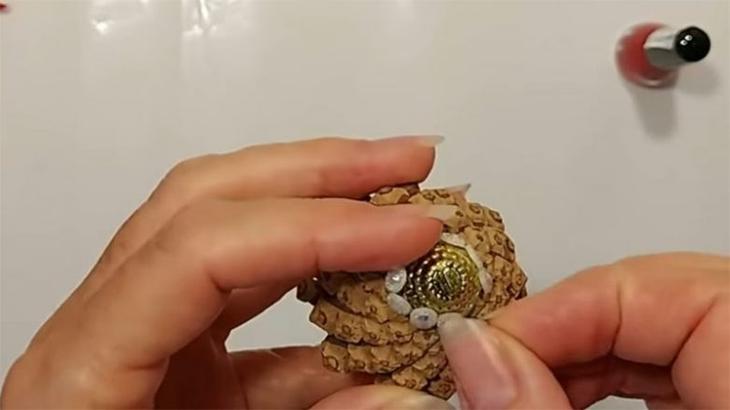 Ёлочное украшение из обычной сосновой шишки