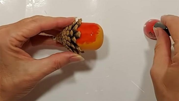 Ёлочное украшение из обычной сосновой шишки