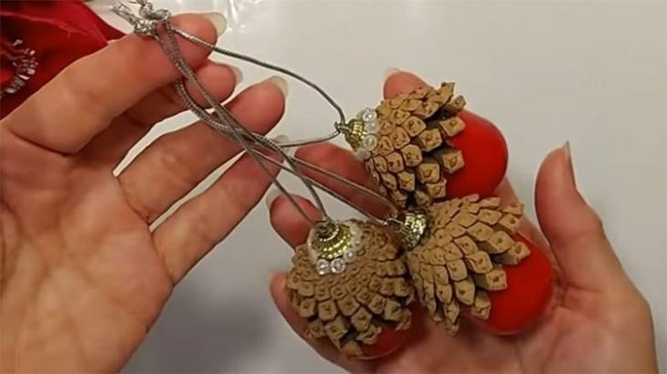 Ёлочное украшение из обычной сосновой шишки